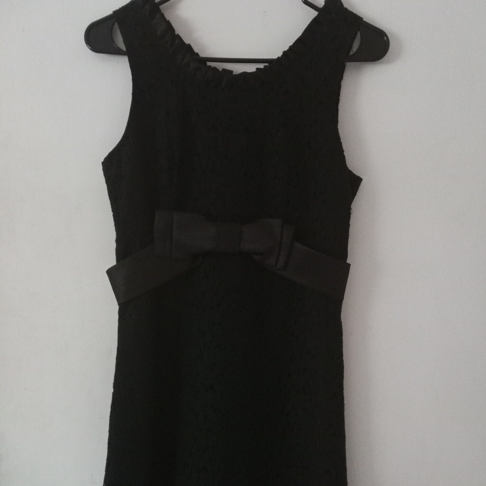 TWENTY ONE. Black dress lined with blond.